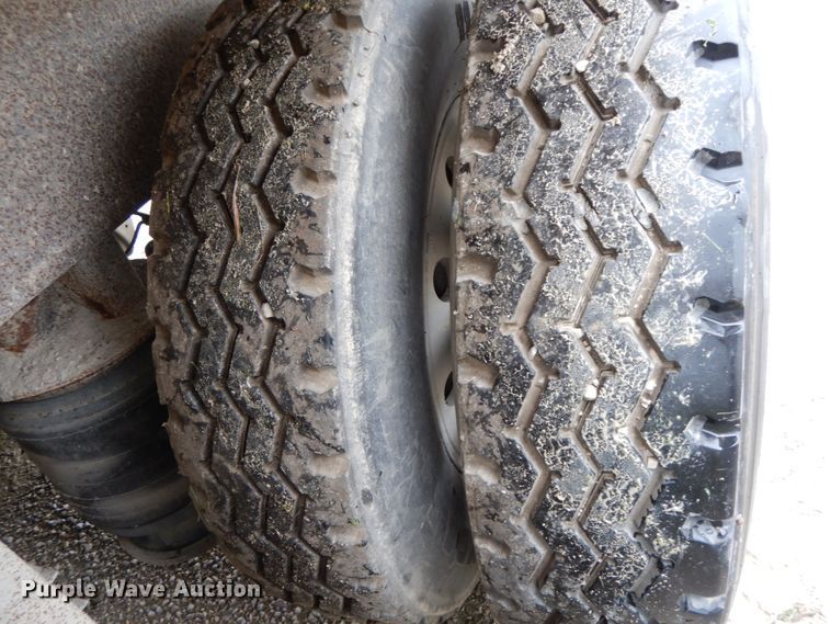 image for item HM9737 2005 Barrett livestock trailer