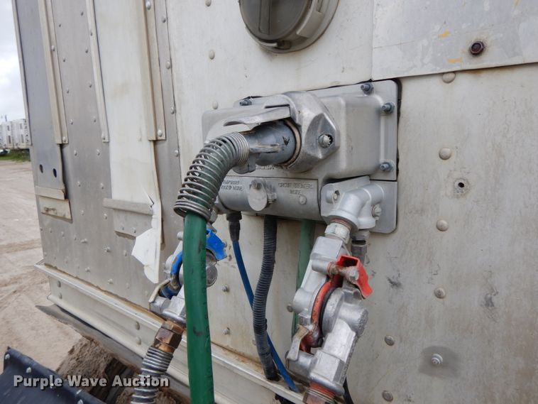 image for item HM9739 2005 Barrett livestock trailer