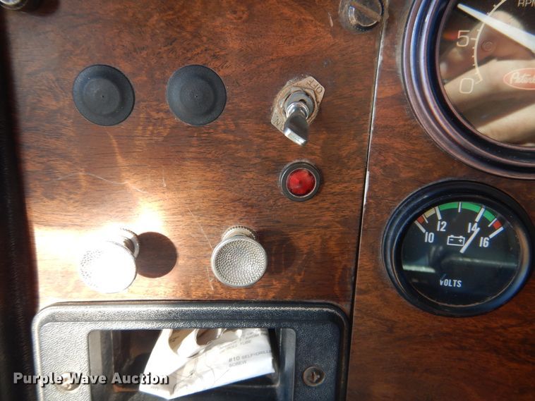 image for item HO9024 1992 Peterbilt 379  semi truck