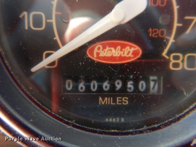 image for item HO9024 1992 Peterbilt 379  semi truck