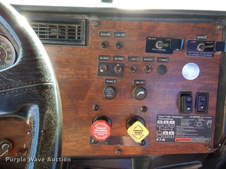 image for item HO9024 1992 Peterbilt 379  semi truck