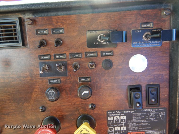 image for item HO9024 1992 Peterbilt 379  semi truck