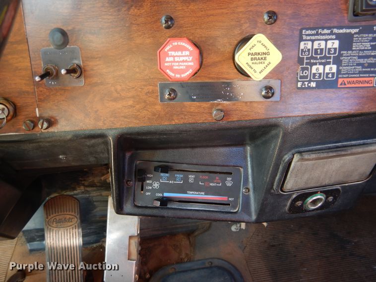 image for item HO9024 1992 Peterbilt 379  semi truck