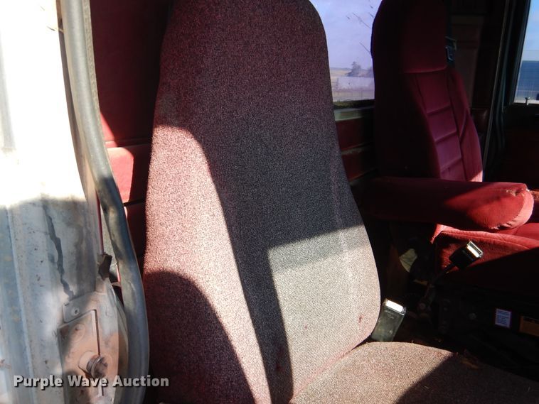 image for item HO9024 1992 Peterbilt 379  semi truck