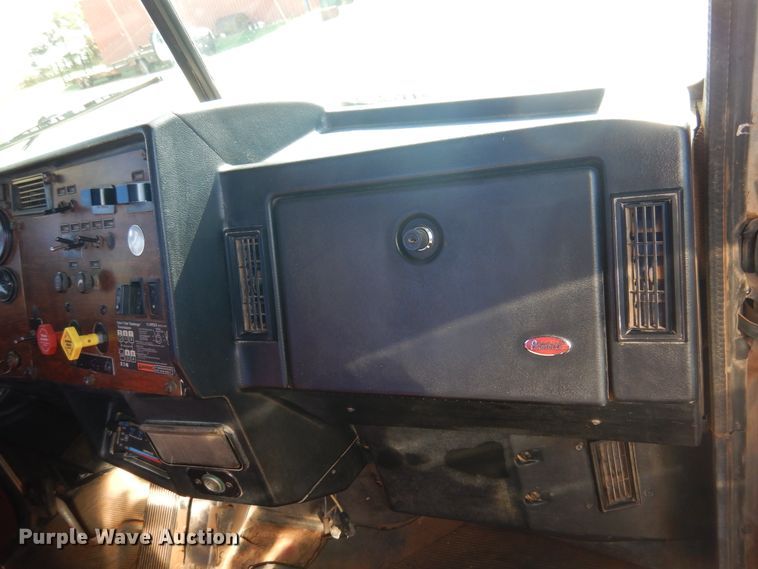 image for item HO9024 1992 Peterbilt 379  semi truck