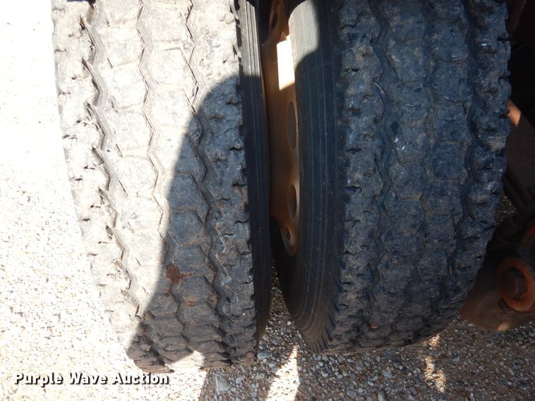 image for item HO9024 1992 Peterbilt 379  semi truck