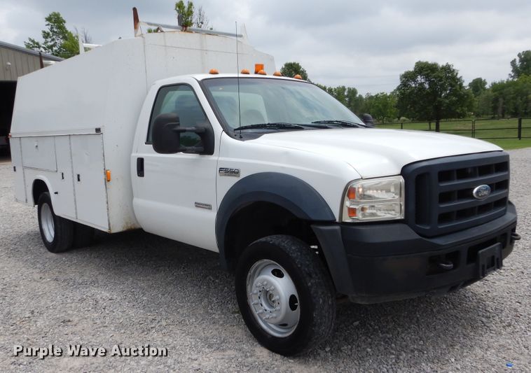 image for item HS9569 2007 Ford F550 Super Duty  utility bed truck