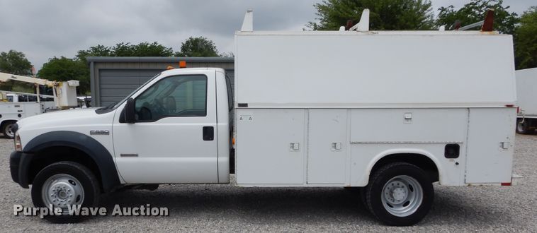 image for item HS9569 2007 Ford F550 Super Duty  utility bed truck