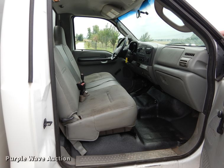 image for item HS9569 2007 Ford F550 Super Duty  utility bed truck