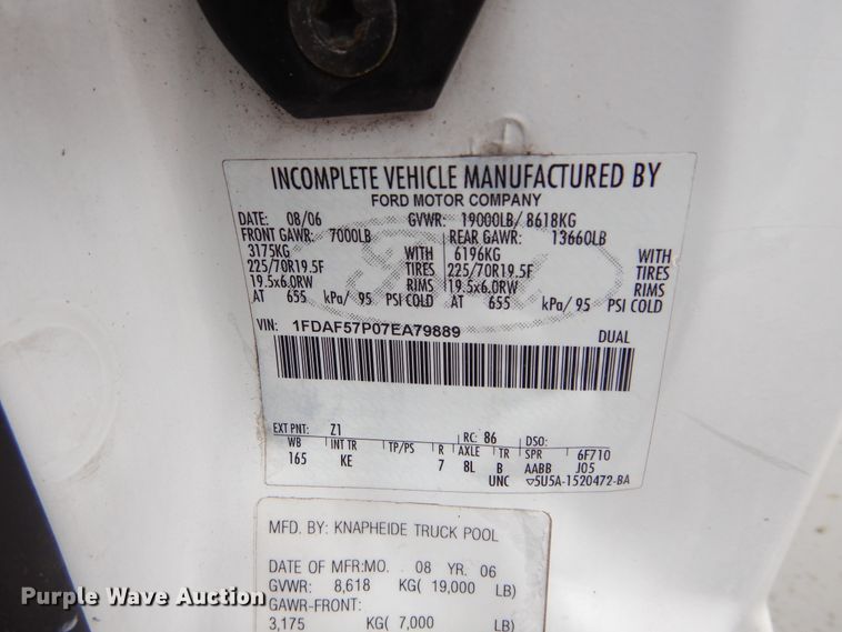 image for item HS9569 2007 Ford F550 Super Duty  utility bed truck