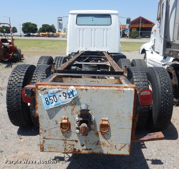 image for item HT9536 2001 International 4900  truck cab and chassis