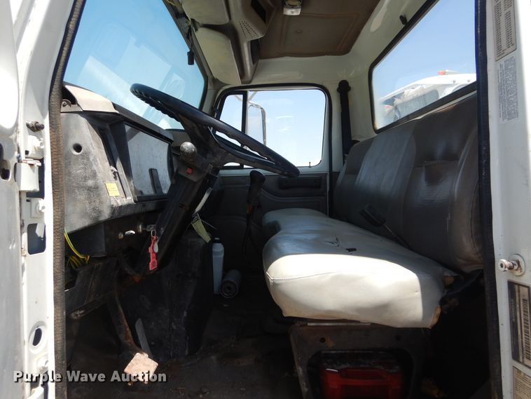 image for item HT9536 2001 International 4900  truck cab and chassis