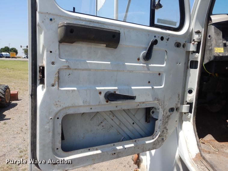 image for item HT9536 2001 International 4900  truck cab and chassis