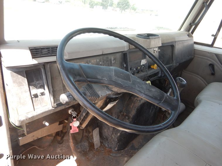 image for item HT9536 2001 International 4900  truck cab and chassis