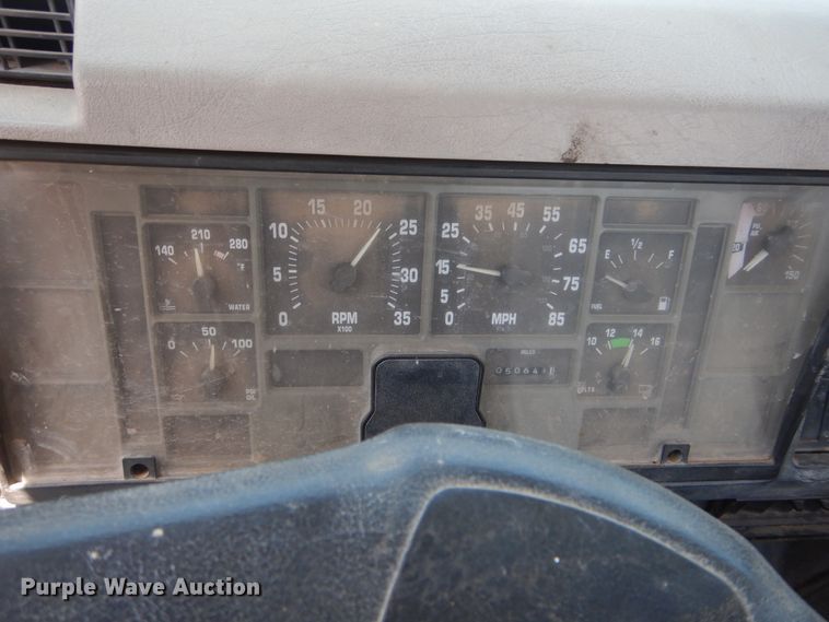 image for item HT9536 2001 International 4900  truck cab and chassis