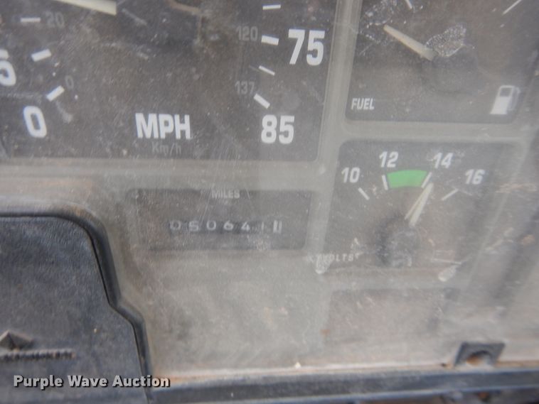 image for item HT9536 2001 International 4900  truck cab and chassis