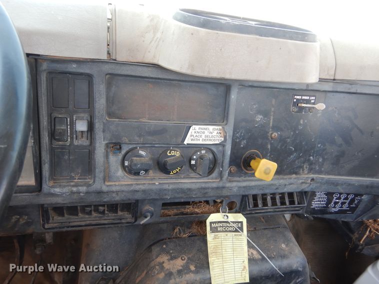 image for item HT9536 2001 International 4900  truck cab and chassis