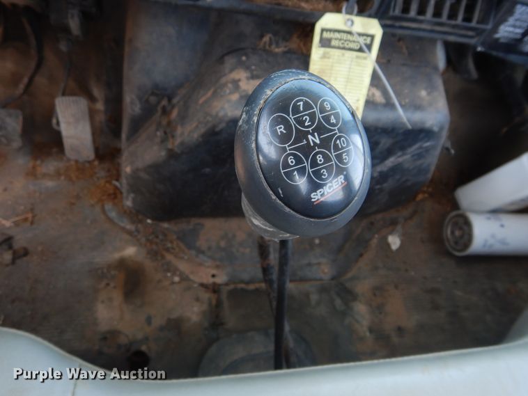 image for item HT9536 2001 International 4900  truck cab and chassis