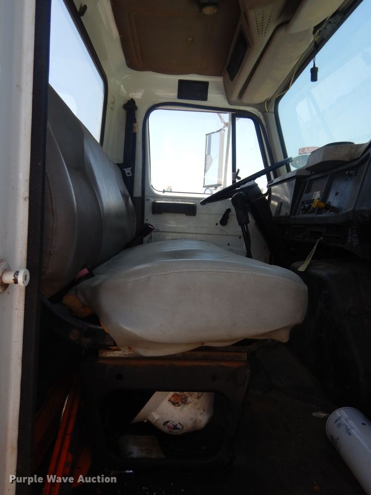image for item HT9536 2001 International 4900  truck cab and chassis