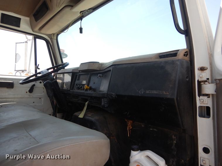 image for item HT9536 2001 International 4900  truck cab and chassis