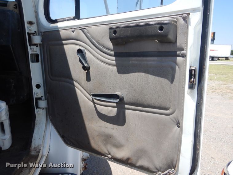 image for item HT9536 2001 International 4900  truck cab and chassis