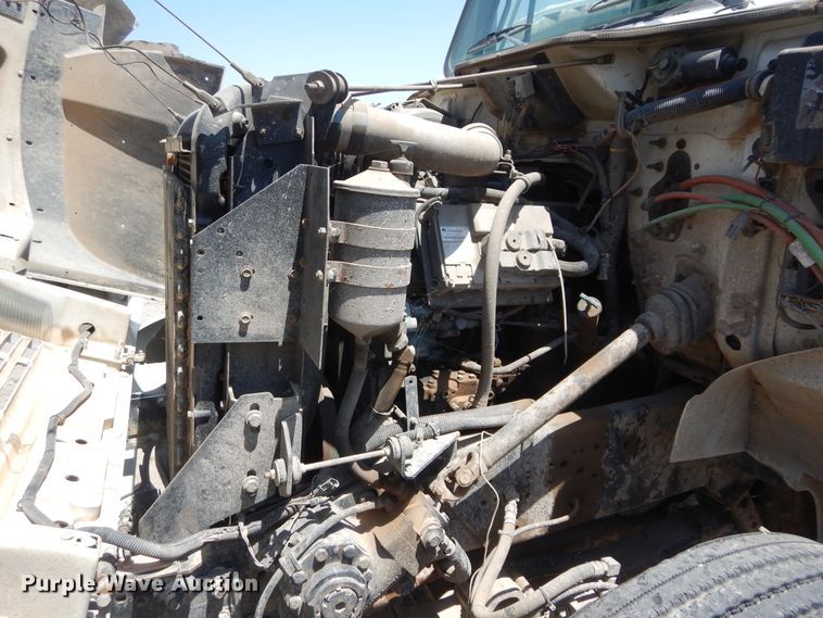 image for item HT9536 2001 International 4900  truck cab and chassis