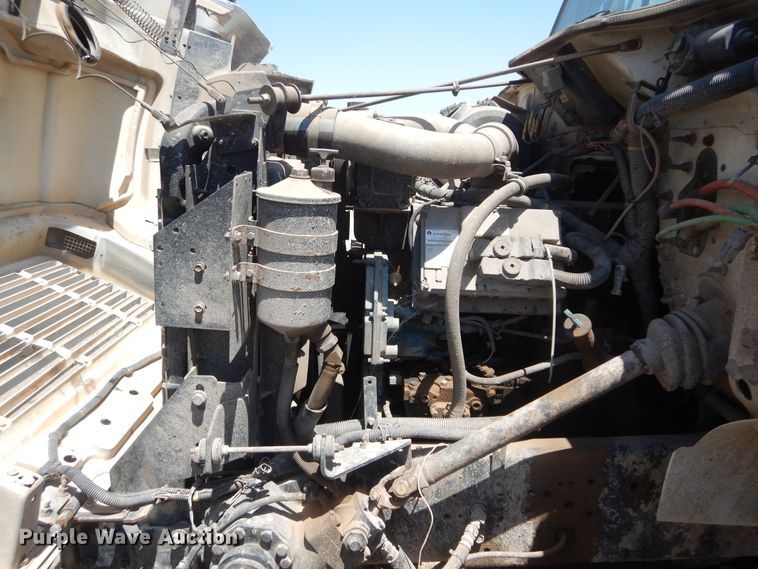 image for item HT9536 2001 International 4900  truck cab and chassis