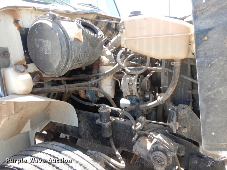 image for item HT9536 2001 International 4900  truck cab and chassis