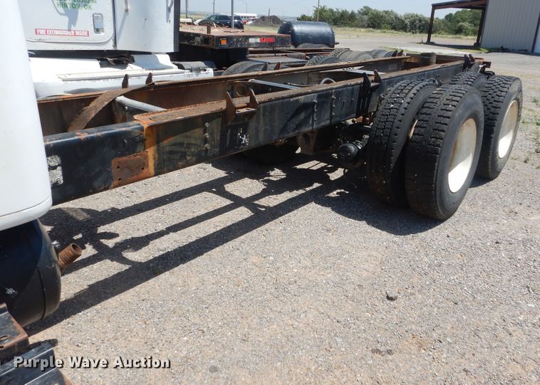 image for item HT9536 2001 International 4900  truck cab and chassis