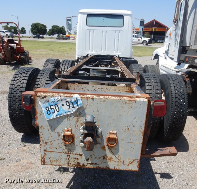 image for item HT9536 2001 International 4900  truck cab and chassis