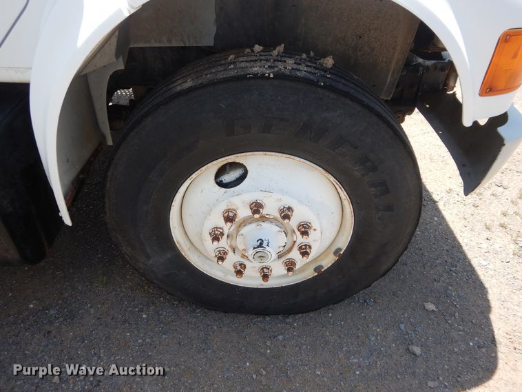 image for item HT9536 2001 International 4900  truck cab and chassis