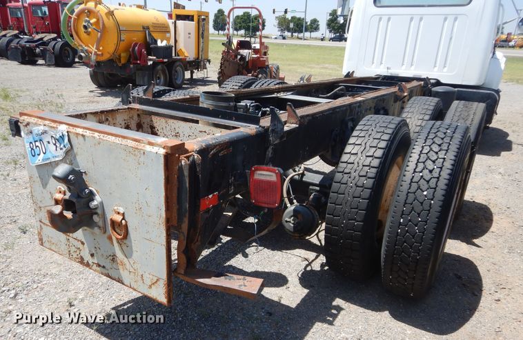 image for item HT9536 2001 International 4900  truck cab and chassis