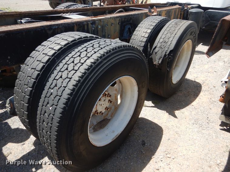 image for item HT9536 2001 International 4900  truck cab and chassis