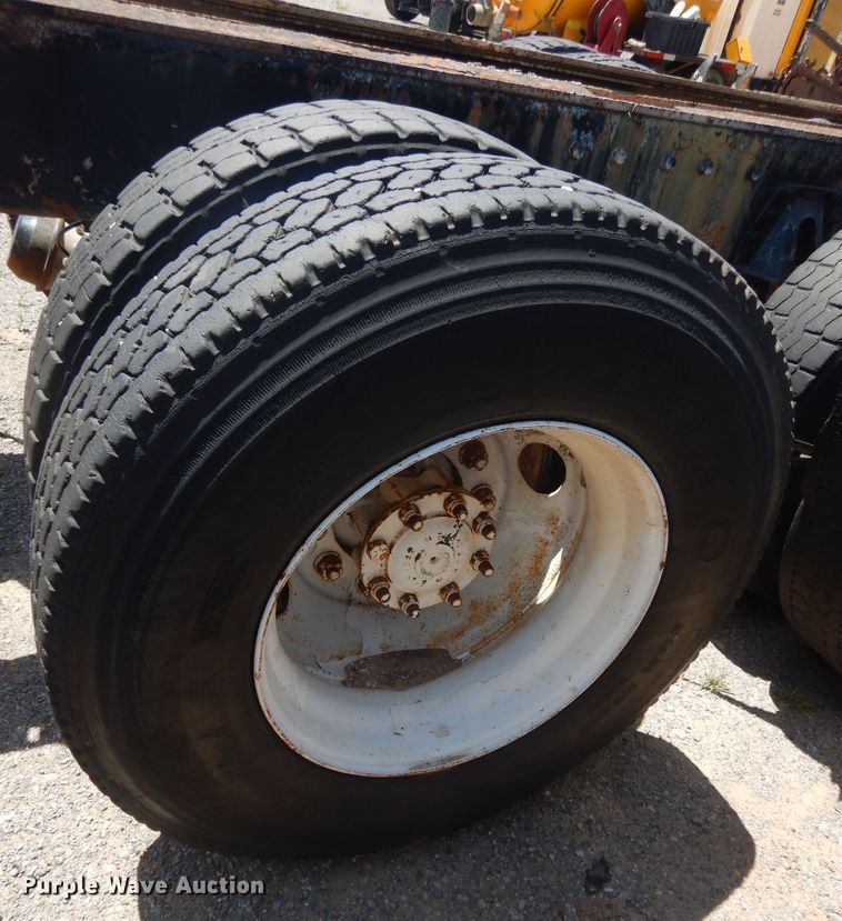 image for item HT9536 2001 International 4900  truck cab and chassis