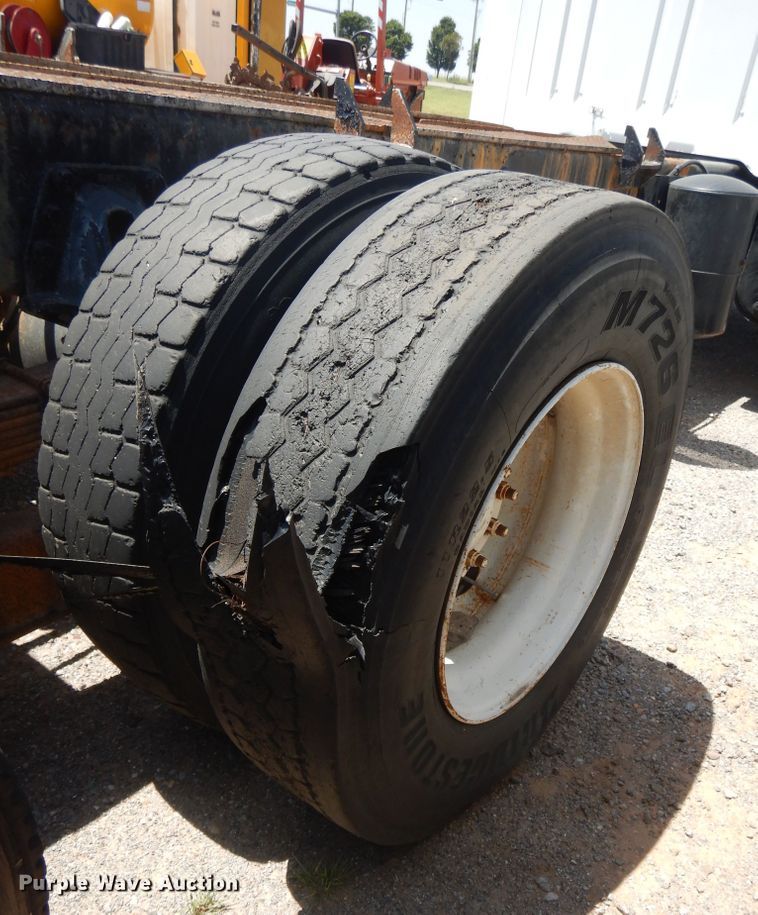image for item HT9536 2001 International 4900  truck cab and chassis