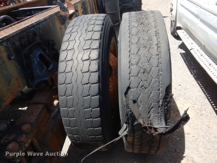 image for item HT9536 2001 International 4900  truck cab and chassis