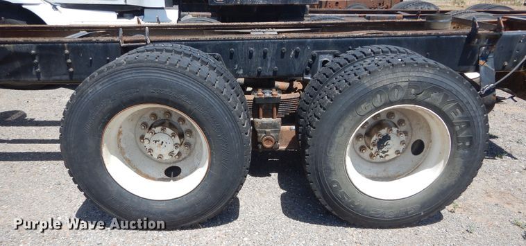 image for item HT9536 2001 International 4900  truck cab and chassis