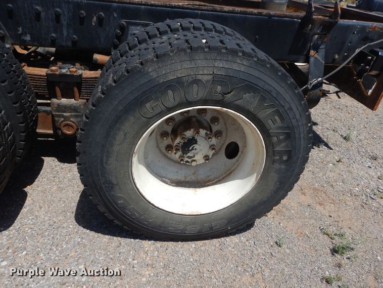 image for item HT9536 2001 International 4900  truck cab and chassis