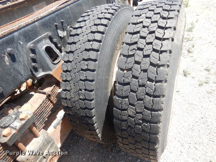 image for item HT9536 2001 International 4900  truck cab and chassis