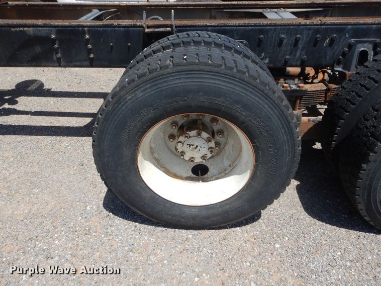 image for item HT9536 2001 International 4900  truck cab and chassis