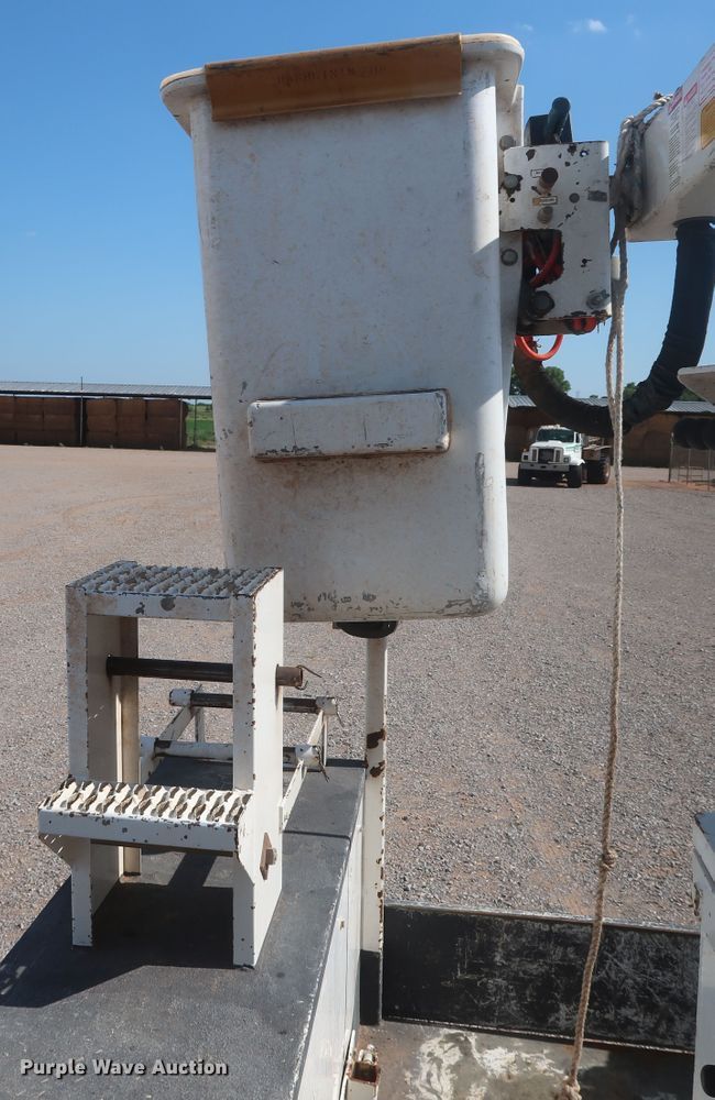 image for item HT9627 2015 Dodge Ram 5500HD  bucket truck