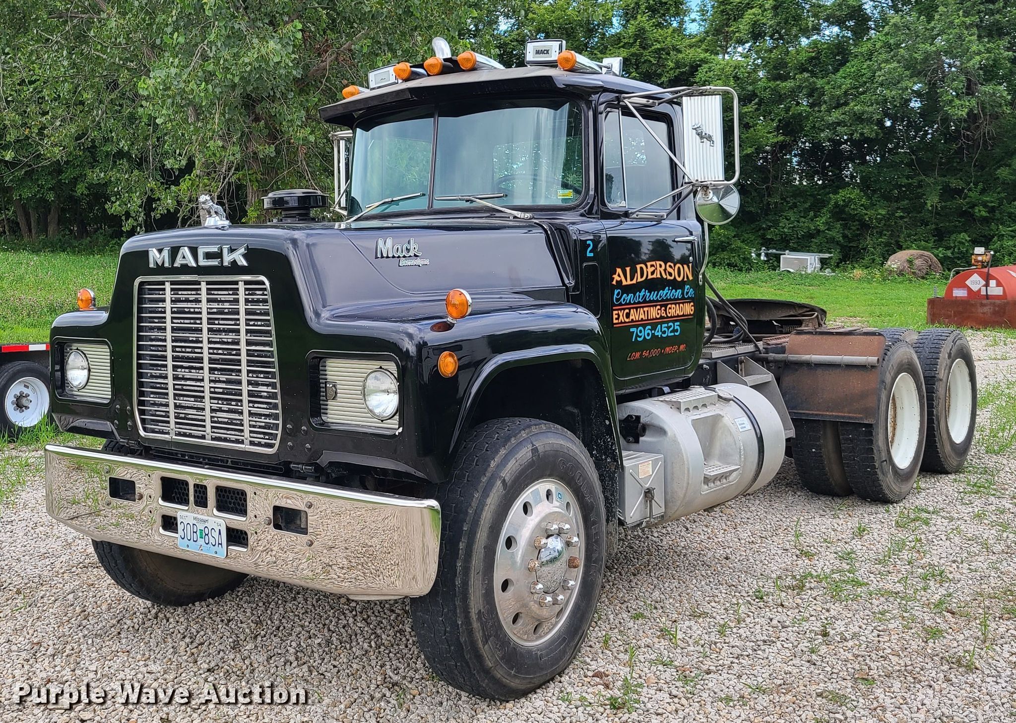 1986 Mack R688ST semi truck in Buckner, MO Item EL9929 sold Purple Wave