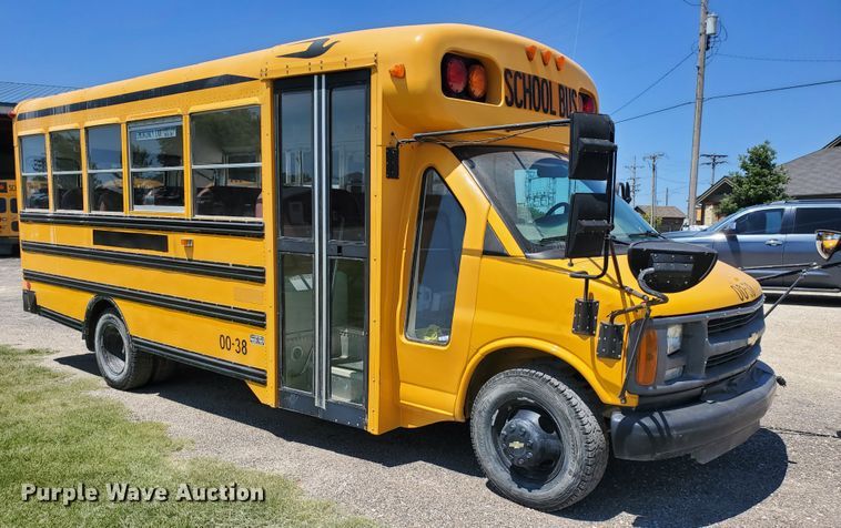 image for item DF5585 2000 Chevrolet Express 3500  Blue Bird school bus