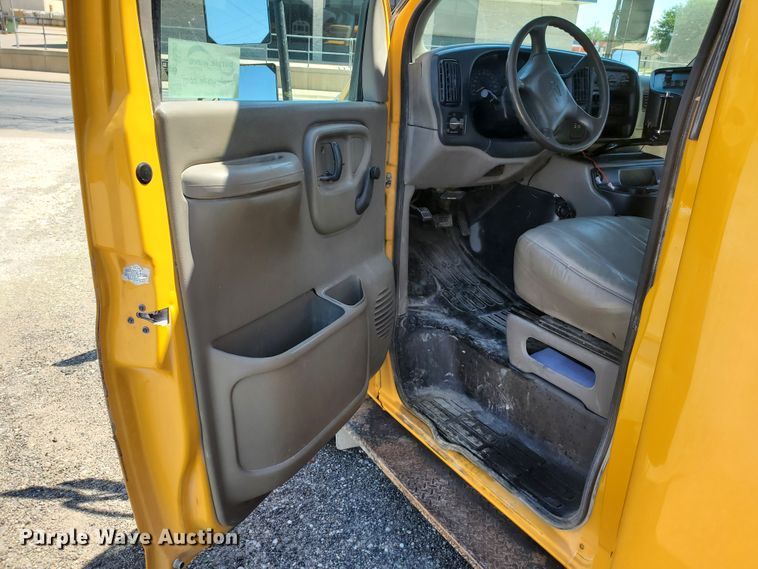 image for item DF5585 2000 Chevrolet Express 3500  Blue Bird school bus