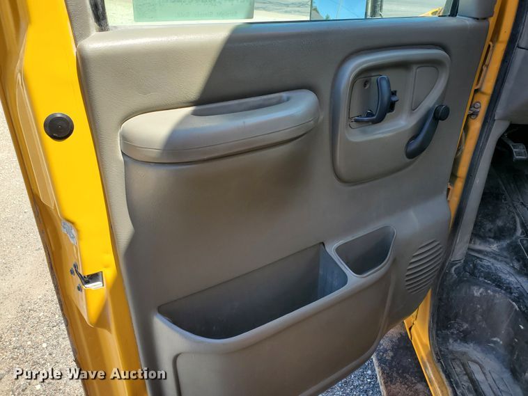 image for item DF5585 2000 Chevrolet Express 3500  Blue Bird school bus