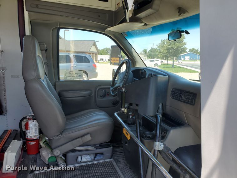 image for item DF5585 2000 Chevrolet Express 3500  Blue Bird school bus