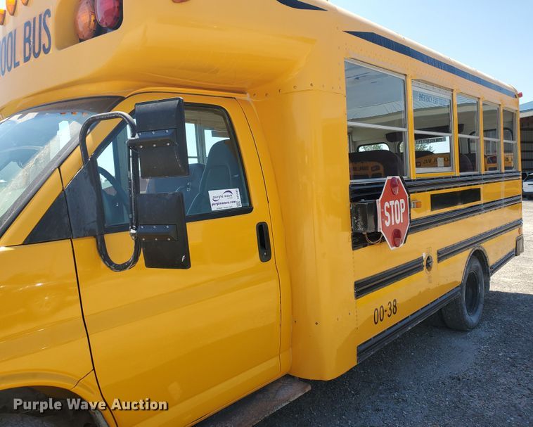 image for item DF5585 2000 Chevrolet Express 3500  Blue Bird school bus