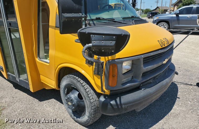 image for item DF5585 2000 Chevrolet Express 3500  Blue Bird school bus