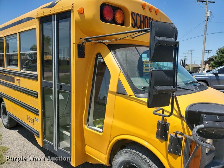 image for item DF5585 2000 Chevrolet Express 3500  Blue Bird school bus