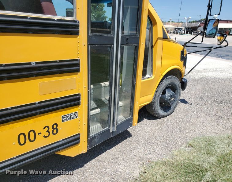 image for item DF5585 2000 Chevrolet Express 3500  Blue Bird school bus